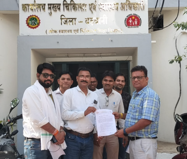 काली पट्टी बांधकर संविदा स्वास्थ्य कर्मचारियों का विरोध, 2 जून से अनिश्चितकालीन हड़ताल की चेतावनी